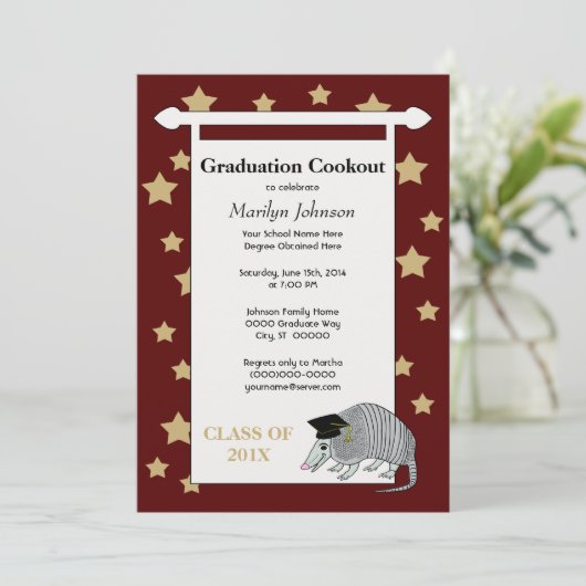 Maroon Cute Armadillo Stars Graduation Party Kaart (Staand voorkant)