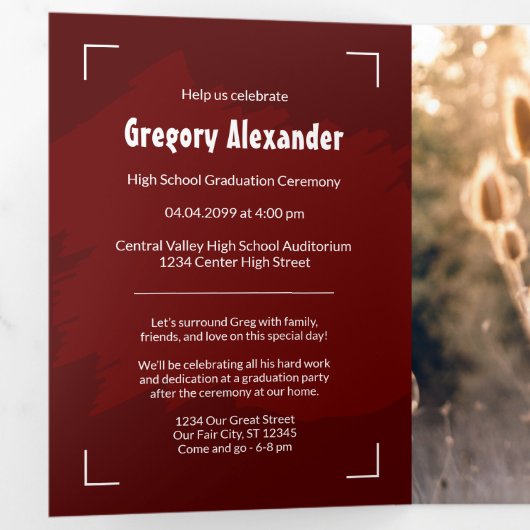 Maroon Edgy Abstract Afstuderen penseelfoto pensee Drieluik Uitnodiging (Binnenzijde eerst)