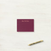 Maroon eenvoudig minimalistisch post-it® notes (Op bureau)