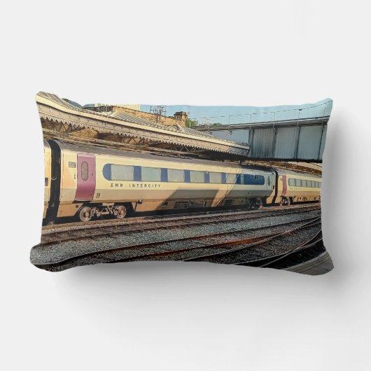 Maroon en beige trein kussen (Voorkant)