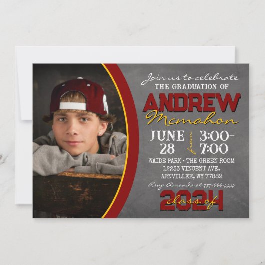 Maroon en Gouden Chalkboard Afstuderen Invitation Kaart (Voorkant)