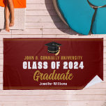 Maroon Gold Afstuderen Foto 2025 Afstudeerfeest Strandlaken<br><div class="desc">Deze moderne kastanjebruine en gouden op maat gemaakte strandhanddoek voor seniorenafstudeerfeest beschikt over stijlvolle typografie en uw universiteitsnaam voor de klas van 2025 en witte Varsity-letters. Pas met uw afstuderen naam aan onder het chique handgeschreven script en zwart afstudeerder pet voor een geweldig souvenir-souvenir.</div>