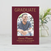 Maroon Gold Arch Foto Afstuderen Uitnodiging (Staand voorkant)