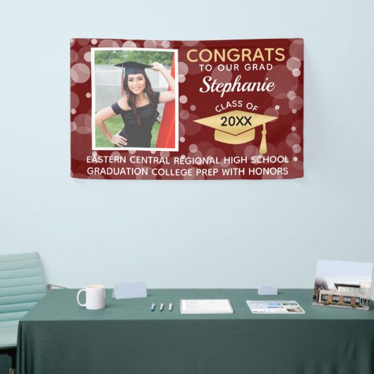 Maroon Gold Bubbles Gefeliciteerd Foto Afstuderen Spandoek (Beurs)