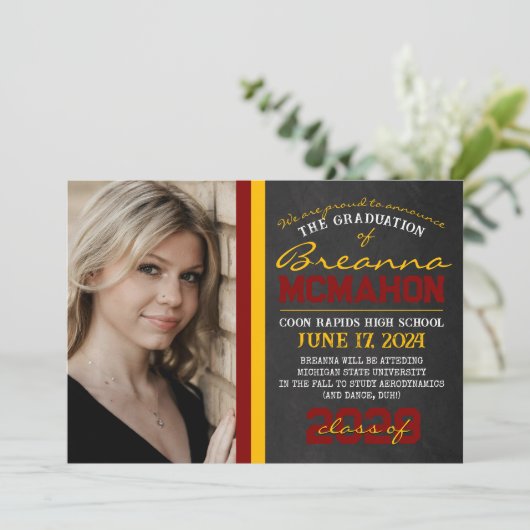 Maroon & Gold Chalkboard Afstuderen Aankondiging (Staand voorkant)