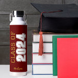 Maroon Gold Class van 2024 gepersonaliseerd Afstud Waterfles<br><div class="desc">Deze klassieke maroon gouden aangepaste senior afstuderen waterfles heeft een gedurfde witte typografie leesklasse van 2024 in varsity letters voor een middelbare school of college afstudeerfeest aandenken cadeau. Pas met jouw naam in elegant gouden schrift eronder aan voor een groot herdenkingsplezier.</div>