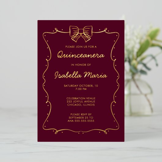 Maroon Gold Folie Quinceañera Uitnodiging Hand get (Staand Voorkant)