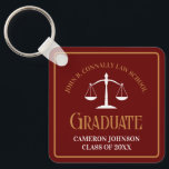 Maroon Gold Law School Afstuderen Keepsake Sleutelhanger<br><div class="desc">Deze chique kastanjebruine en gouden custom law school afstuderen sleutelhanger is voorzien van stijlvolle typografie voor een klas van 2025 afstuderen. Pas je aan met je afstudeerjaar onder de witte schalen van gerechtigheid voor een geweldig persoonlijk advocaat- of advocatengeschenk.</div>