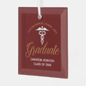 Maroon Gold Medische School Afstuderen Gift Glas Ornament (Voorkant links)