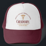 Maroon Gold Medische School Afstuderen  Trucker Pet<br><div class="desc">Deze kastanjebruine en gouden afstuderen pet cadeau op maat van de medische school heeft een moderne typografie voor een klas van 2024 afstuderen. Pas met uw afstudeerjaar onder de caduceus voor grote gepersonaliseerde verpleegkundige of arts aandenken voor een afstudeerarts.</div>