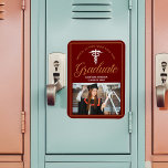 Maroon Gold Medische School Foto Afstuderen Magneet<br><div class="desc">Deze elegante kastanjebruine en gouden custom medische school afstuderen aankondigingsmagneet voor een verpleegkundige of dokter heeft een stijlvolle witte typografie onder een medische caduceus en uw collegenaam voor de klas van 2024. Pas aan met je afstudeerjaar onder de prachtige kalligrafie voor een geweldige gepersonaliseerde universitaire afstuderen aandenken.</div>