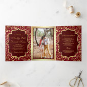 Maroon Gold Paisley Bollywood Style Indian Wedding Drieluik Uitnodiging (Binnen)