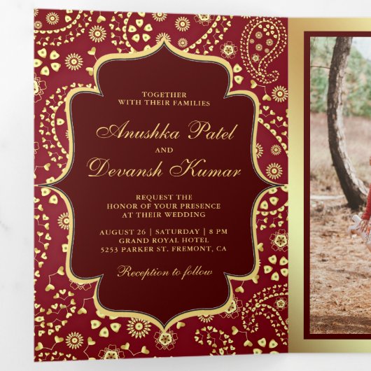 Maroon Gold Paisley Bollywood Style Indian Wedding Drieluik Uitnodiging (Binnenzijde eerst)