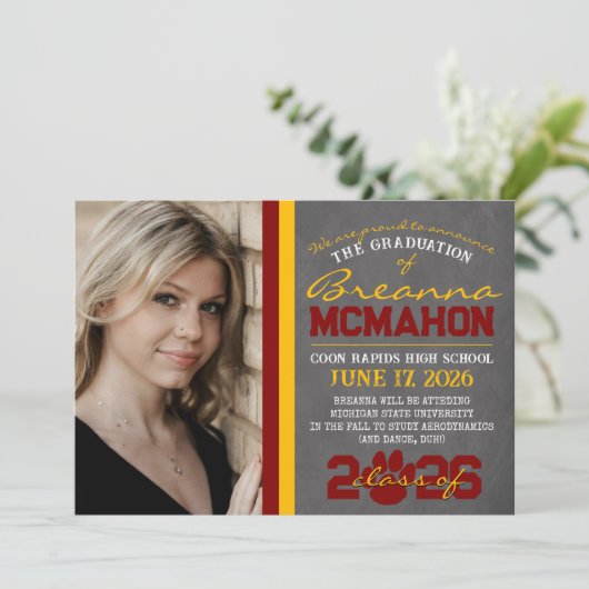 Maroon & Gold Paw Print Afstuderen Aankondiging (Staand voorkant)