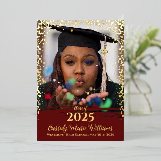 Maroon Gouden Confetti Folie Afstudeer Uitnodiging (Staand Voorkant)