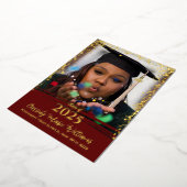 Maroon Gouden Confetti Folie Afstudeer Uitnodiging (Gedraaid)