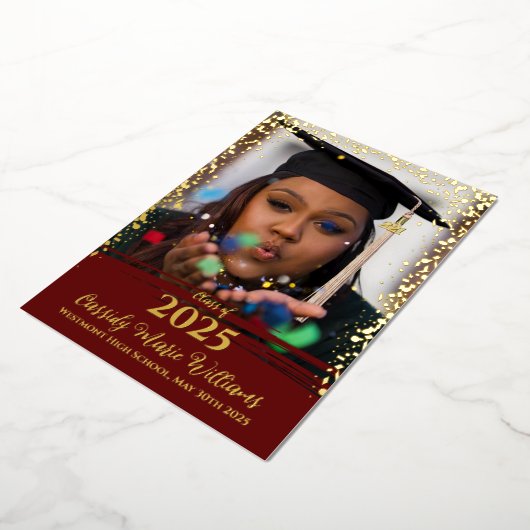 Maroon Gouden Confetti Folie Afstudeer Uitnodiging (Gedraaid)