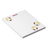 Maroon gouden voetballen accent gepersonaliseerd notitieblok (Schuin)