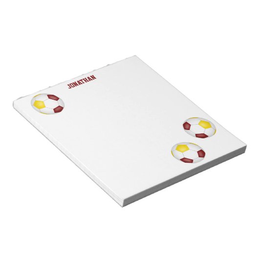Maroon gouden voetballen accent gepersonaliseerd notitieblok (Schuin)