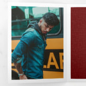 Maroon Modern Textured Photo Afstuderen Drieluik Uitnodiging (Binnenzijde eerst)