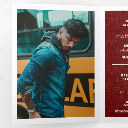 Maroon Modern Textured Photo Afstuderen Drieluik Uitnodiging (Binnenzijde eerst)