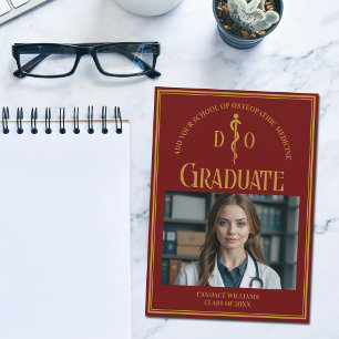 Maroon Osteopathic Medical School Afstuderen Foto Aankondiging