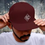 Maroon Pet - Diamond Wit Geborduurd Pet Monogram<br><div class="desc">Voeg uw initialen toe aan deze aangepaste sjabloon met monogrammen van petten. Er zijn ook veel andere kleuren beschikbaar.</div>