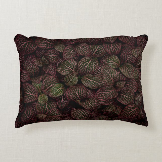 MAROON PETALED FLOWER ACCENT KUSSEN (Voorkant)