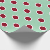 Maroon Polka Dots getextureerd op Mint Green Gift  Cadeaupapier (Hoek)