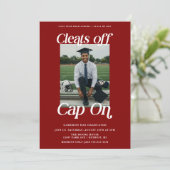 Maroon Red Athlete Afstuderen verwijdert Pet op Kaart (Staand voorkant)