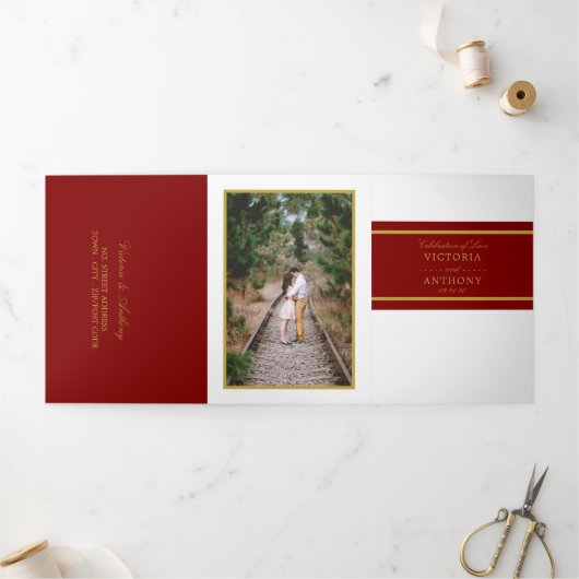 Maroon Red & Gold Modern Wedding Suite Drieluik Uitnodiging (Buitenkant)