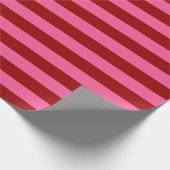 Maroon Red Pink Stripes Design Cadeaupapier (Hoek)