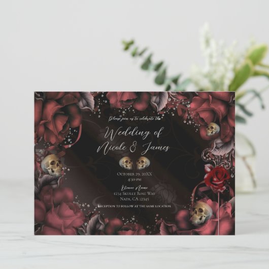 Maroon Red Rust Rozen & Skulls Gothic Wedding Kaart (Staand voorkant)