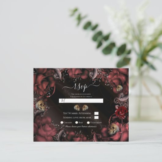 Maroon Red Rust Rozen & Skulls Wedding RSVP Kaart (Staand voorkant)