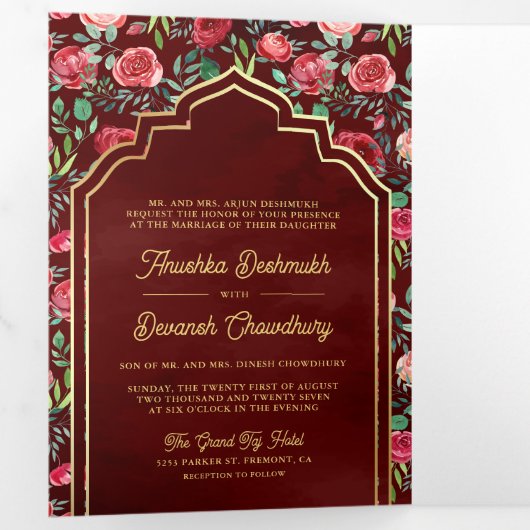 Maroon rode rozen bloemengoud Indiase bruiloft Drieluik Uitnodiging (Binnenzijde eerst)