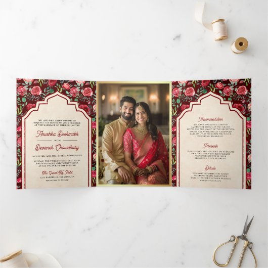  Maroon rode rozen bloemenindiaanse bruiloft Drieluik Uitnodiging (Binnen)