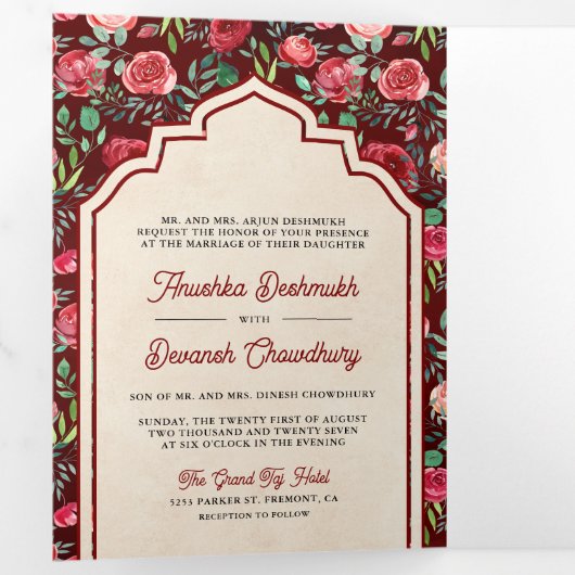  Maroon rode rozen bloemenindiaanse bruiloft Drieluik Uitnodiging (Binnenzijde eerst)