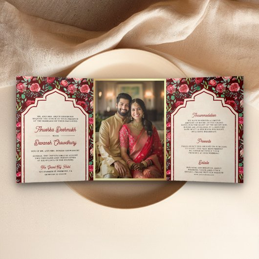 Maroon rode rozen bloemenindiaanse bruiloft Drieluik Uitnodiging