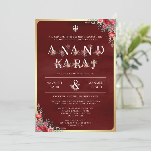 Maroon Rode Typografie Anand Karaj Sikh Bruiloft Kaart (Staand voorkant)