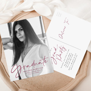 Maroon Stylish Script Photo Graduparty Uitnodiging Briefkaart