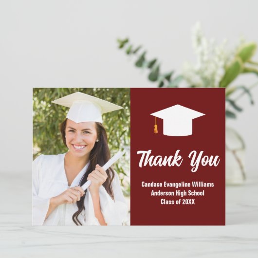Maroon Wit Afstuderen Foto gepersonaliseerd Bedankkaart (Staand voorkant)