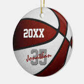 maroon wit team kleuren jongens basketbal keramisch ornament (Links)