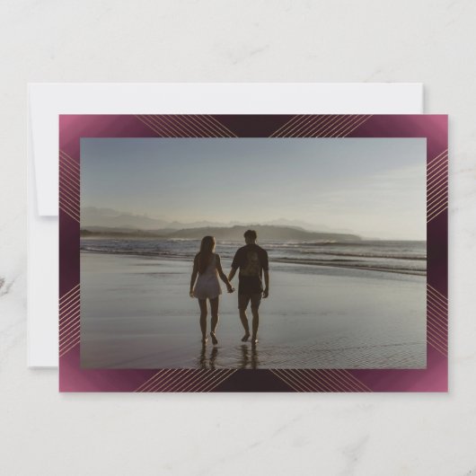 maroon witte deco goudmonogram foto save the date (Achterkant)