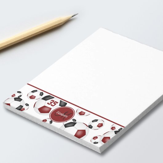 Maroon zwart voetballen patroon monogram notitieblok