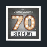 Marquee 70th Birthday Broadway Glamoureus Custom Servet<br><div class="desc">Marquee 70th Birthday Broadway Glamoureus Custom Napkins. Een ontwerp voor een verjaardagsuitnodiging dat leuk is en theater met een Marquee-teken met een gestileerde tekst die elegantie en drama toevoegt! Geweldig voor een film, een breedband of theater met de naam verjaardagsfeest of alleen maar voor de lol! Bekijk het collectie voor...</div>