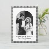 Married and Merry Arch Photo Black White Plaid Feestdagenkaart (Staand voorkant)