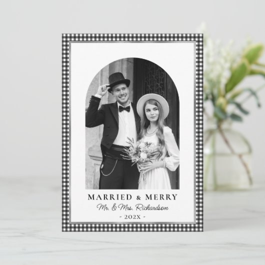 Married and Merry Arch Photo Black White Plaid Feestdagenkaart (Staand voorkant)