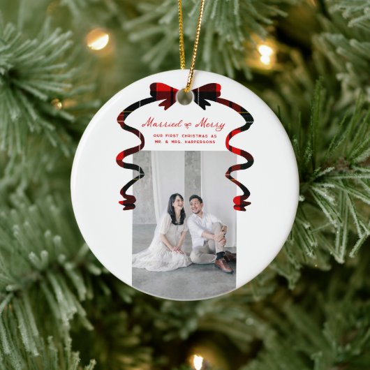 Married and Merry Bow Photo Christmas Newlyweds Keramisch Ornament (Boom)
