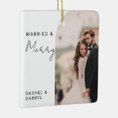 Married and Merry Photo Minimal Script Elegant Keramisch Ornament (Rechts)