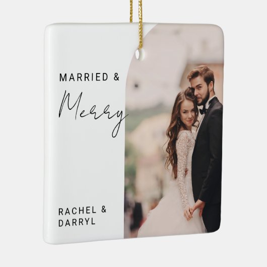 Married and Merry Photo Minimal Script Elegant Keramisch Ornament (Rechts)